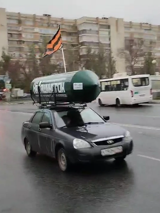 На улицах Самары замечена странная машина с ракетой на крыше. «На Вашингтон. Вернуть по...