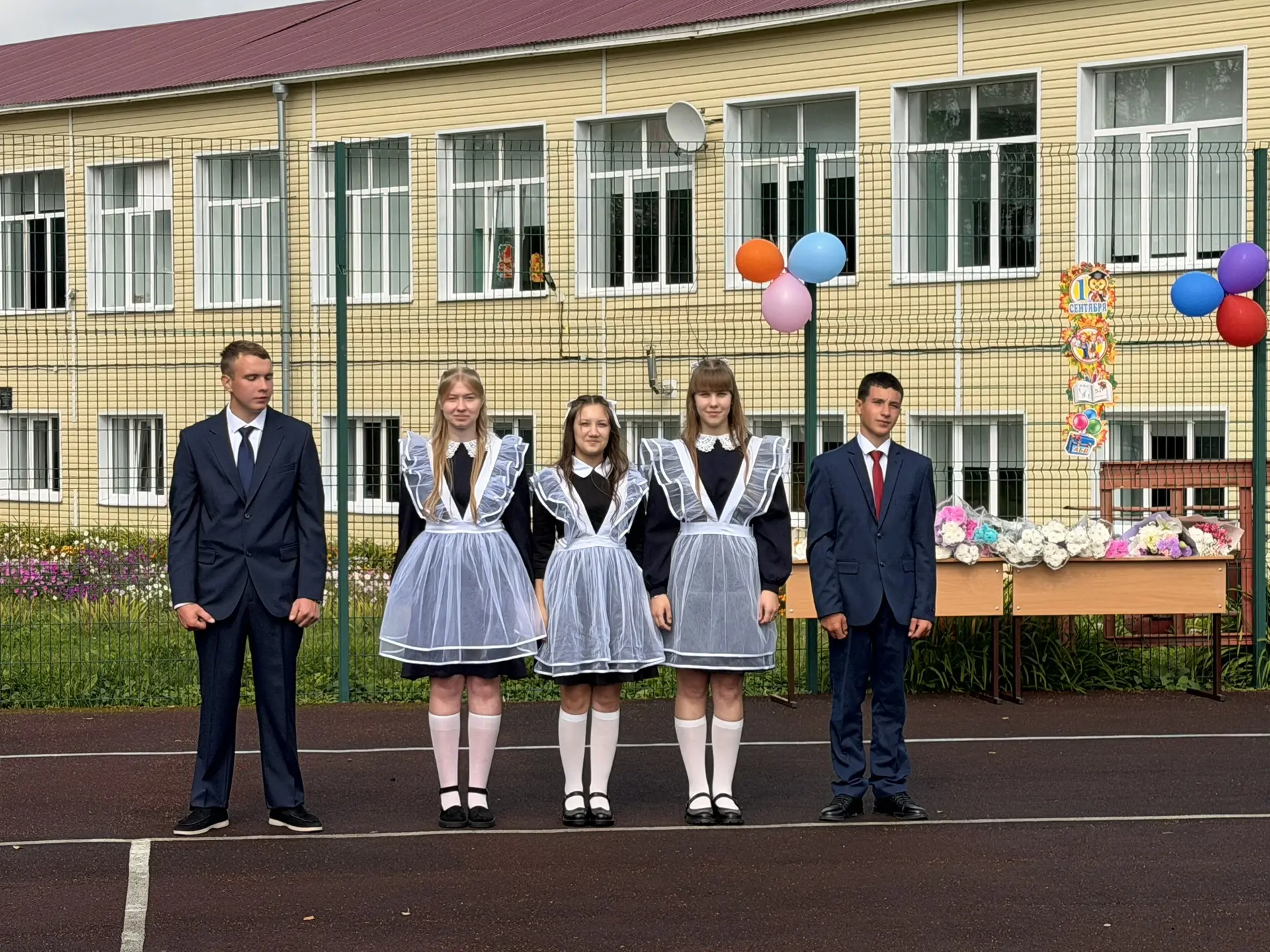 Сегодня в нашей школе прошла торжественная линейка, посвященная Дню знаний.