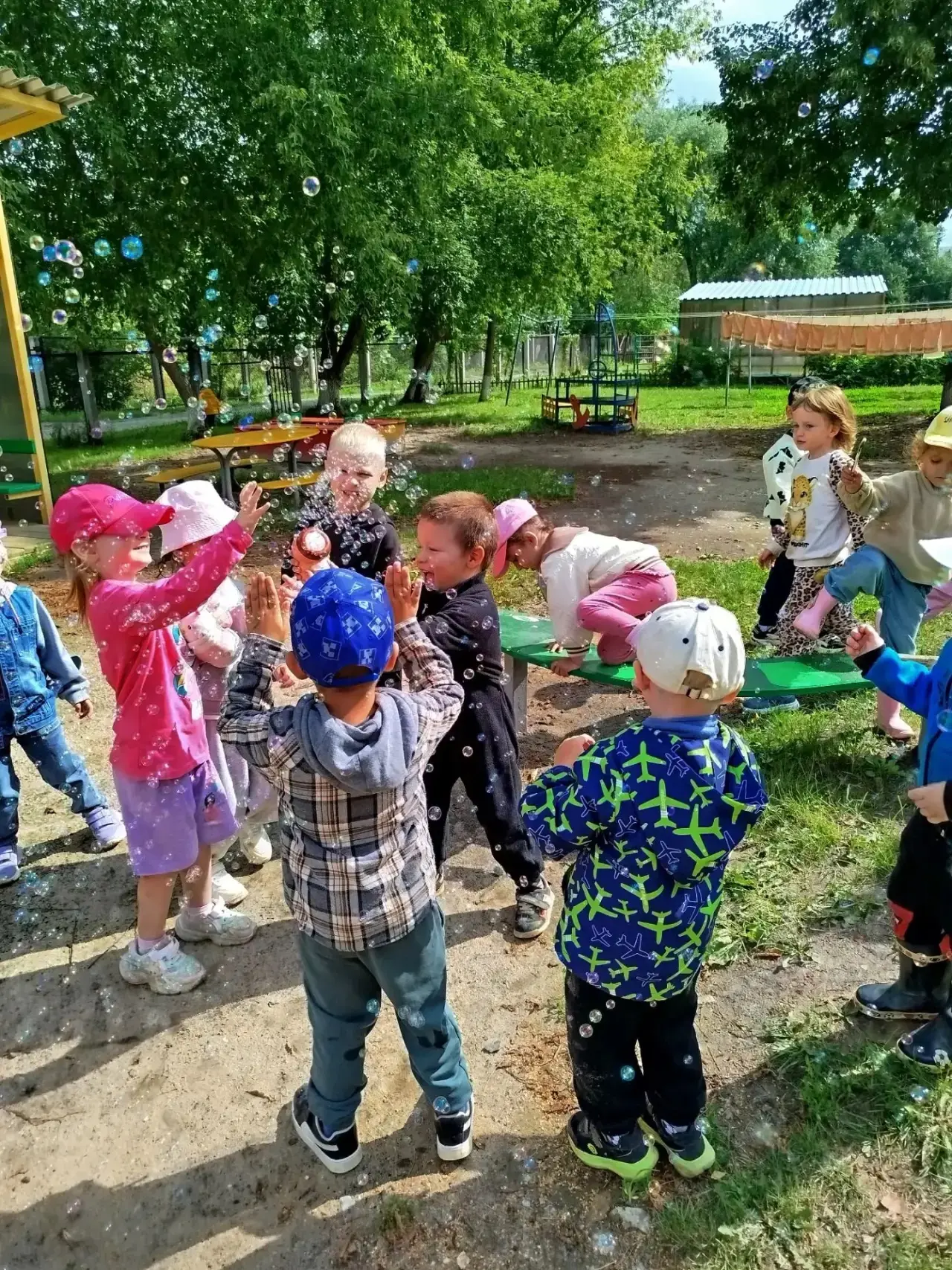 Попытки поймать пузыри, летящие по воздуху, очень полезны для развития вашего ребенка. ...
