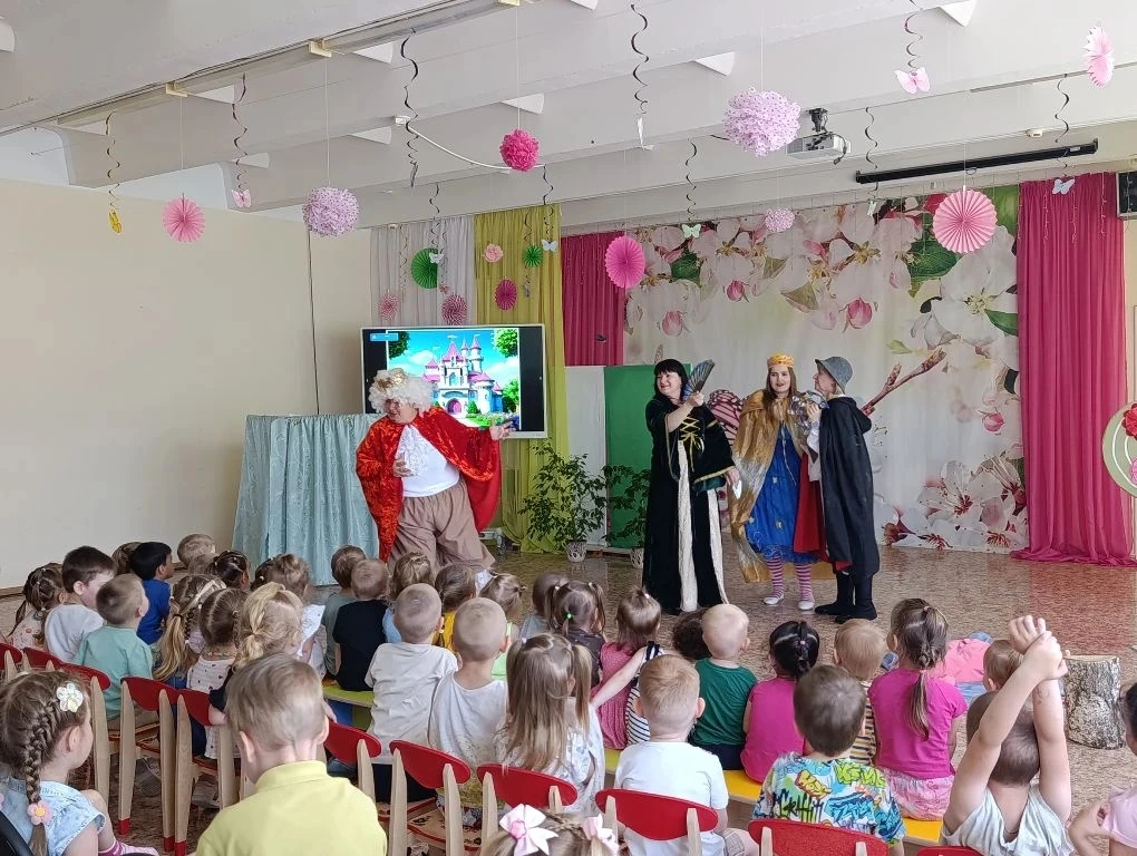 Сегодня в нашем детском саду состоялись традиционные Дашенькины сказки. ✨ 
На этот раз была примера 