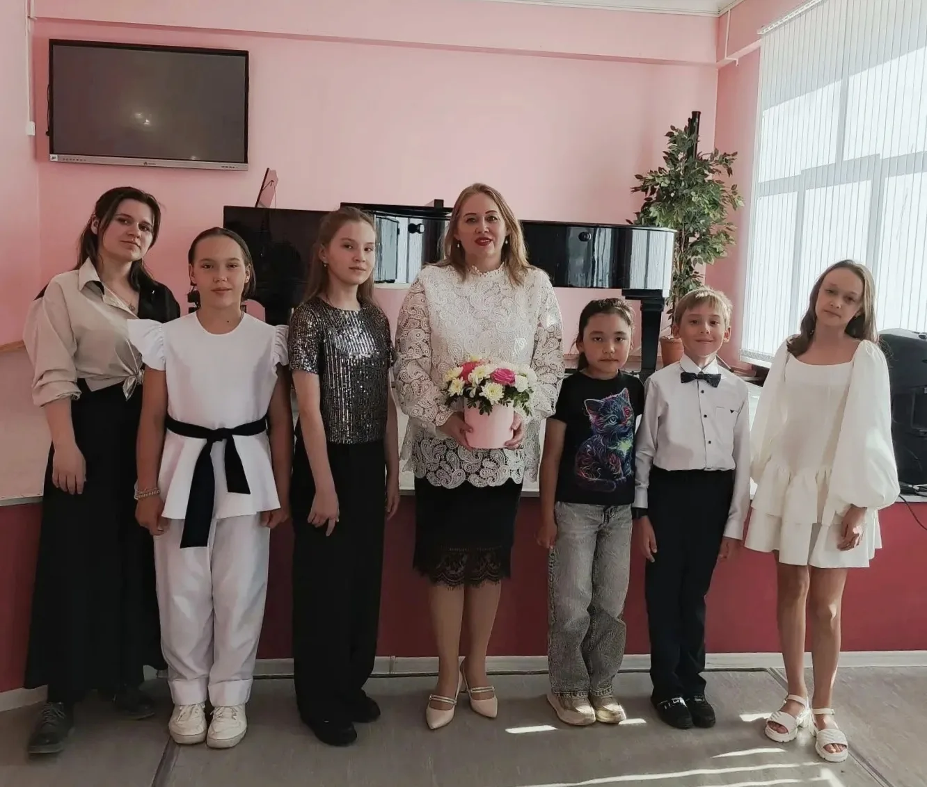 23 мая в нашей школе состоялся концерт класса Галямовой А.И. под названием «По дороге с...