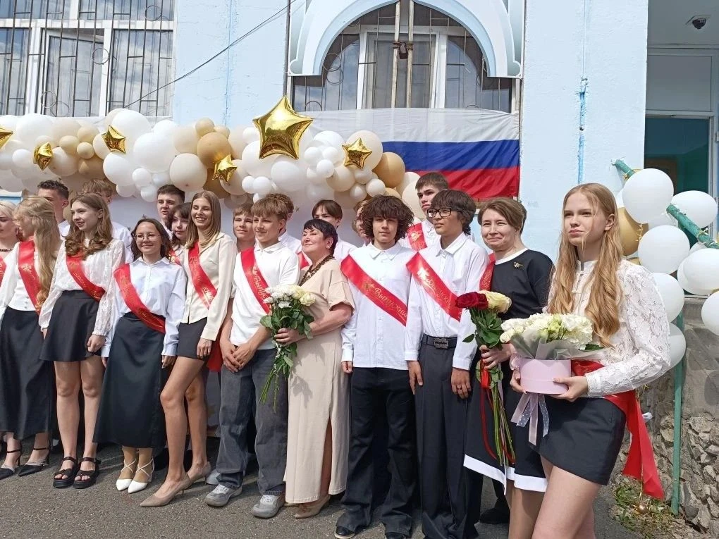 Сегодня для наших девятиклассников прозвенел Последний звонок.🔔🔔🔔  9 лет — это целая эпоха. В этих с