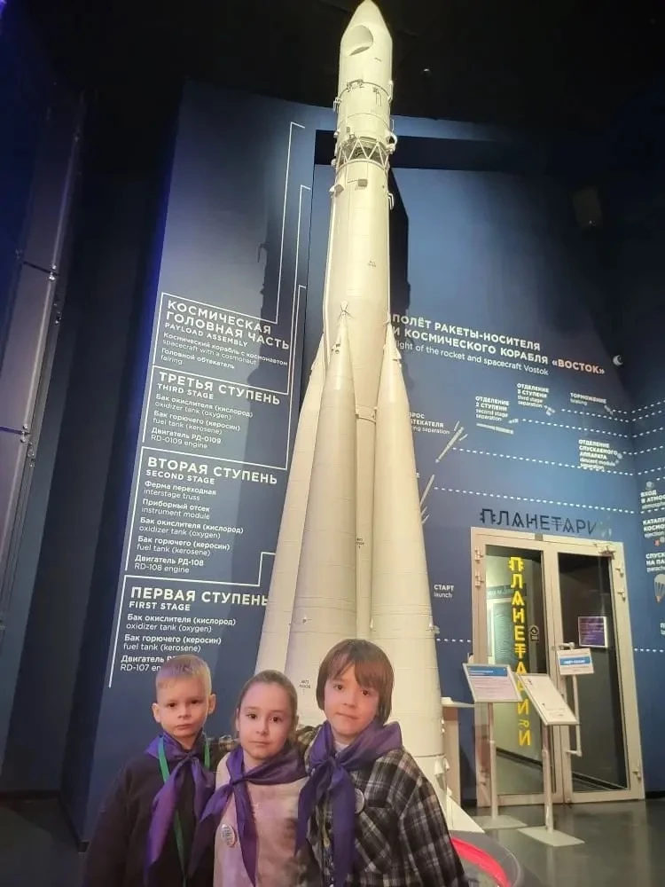 🚀 Первые шаги в космосе: экскурсия в Музей космонавтики  📅 17 марта ученики 1А и 1В классов отправил