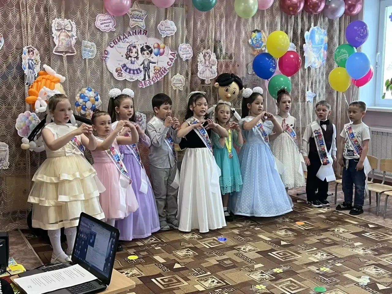 Выпускной бал - это одно из самых трогательных событий в жизни детей и их родителей, зн...