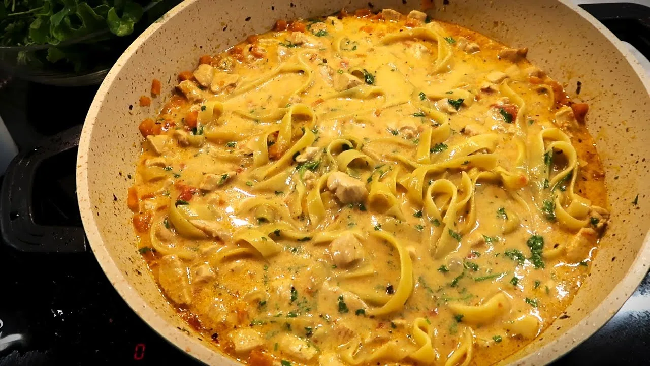 Фетучини с курицей и овощами