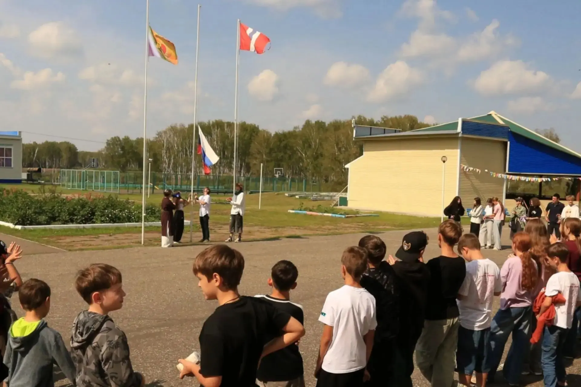 В нашем лагере прошла торжественная линейка и познавательная беседа, посвящённые Дню Го...