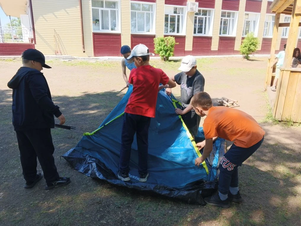9 июня в летнем лагере  "Родник" 🌊 прошёл день, посвящённый дню туризма 🏕️🧭