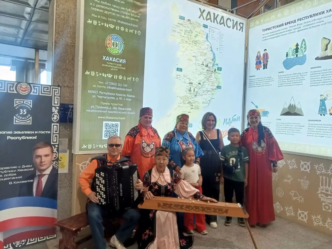 🎉 В честь 35‑летия Республики Хакасия в аэропорту пассажиров вечерних рейсов душевно встретили учас