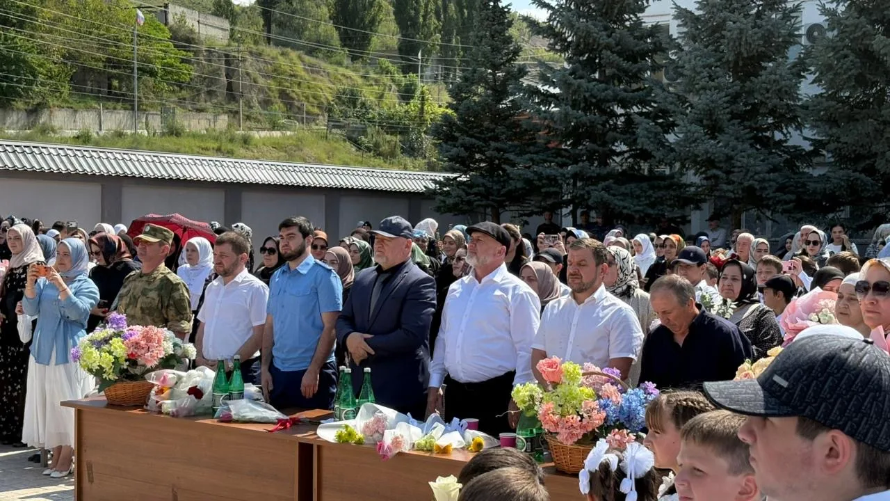 Глава Унцукульского района Иса Нурмагомедов поздравил школьников Шамилькалы с Днём знаний