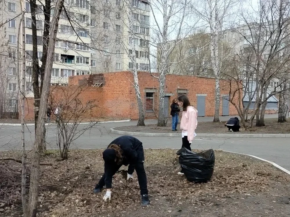 👍 Ученики наводят порядок на территории школы  Накануне ученики нашей школы вместе с учителями вышли