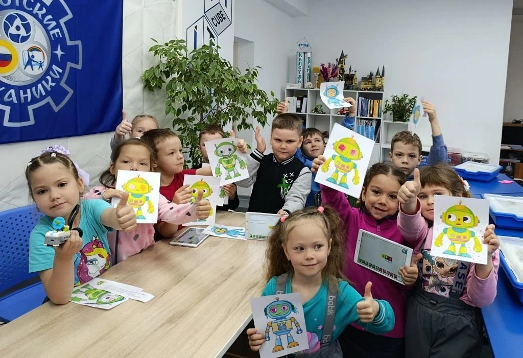 В «IT-кубе» оживали роботы: юные гости из детского сада «Сказка» прикоснулись к миру вы...