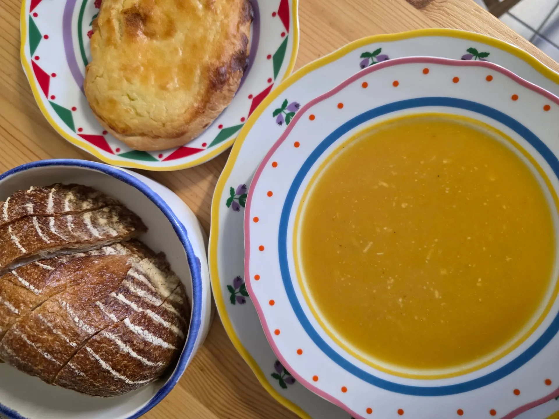 У нас сегодня в Лавке можно согреться тыквенно-сырным супом и шанежками 🤩
