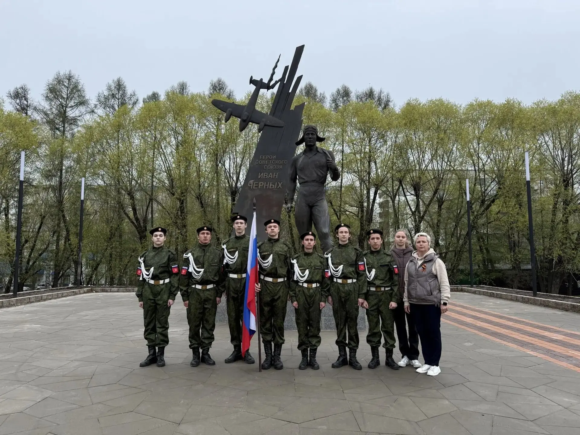 🇷🇺 Сегодня у памятника Герою Советского Союза Ивану Черных, где Вахту Памяти несла рота почётного ка