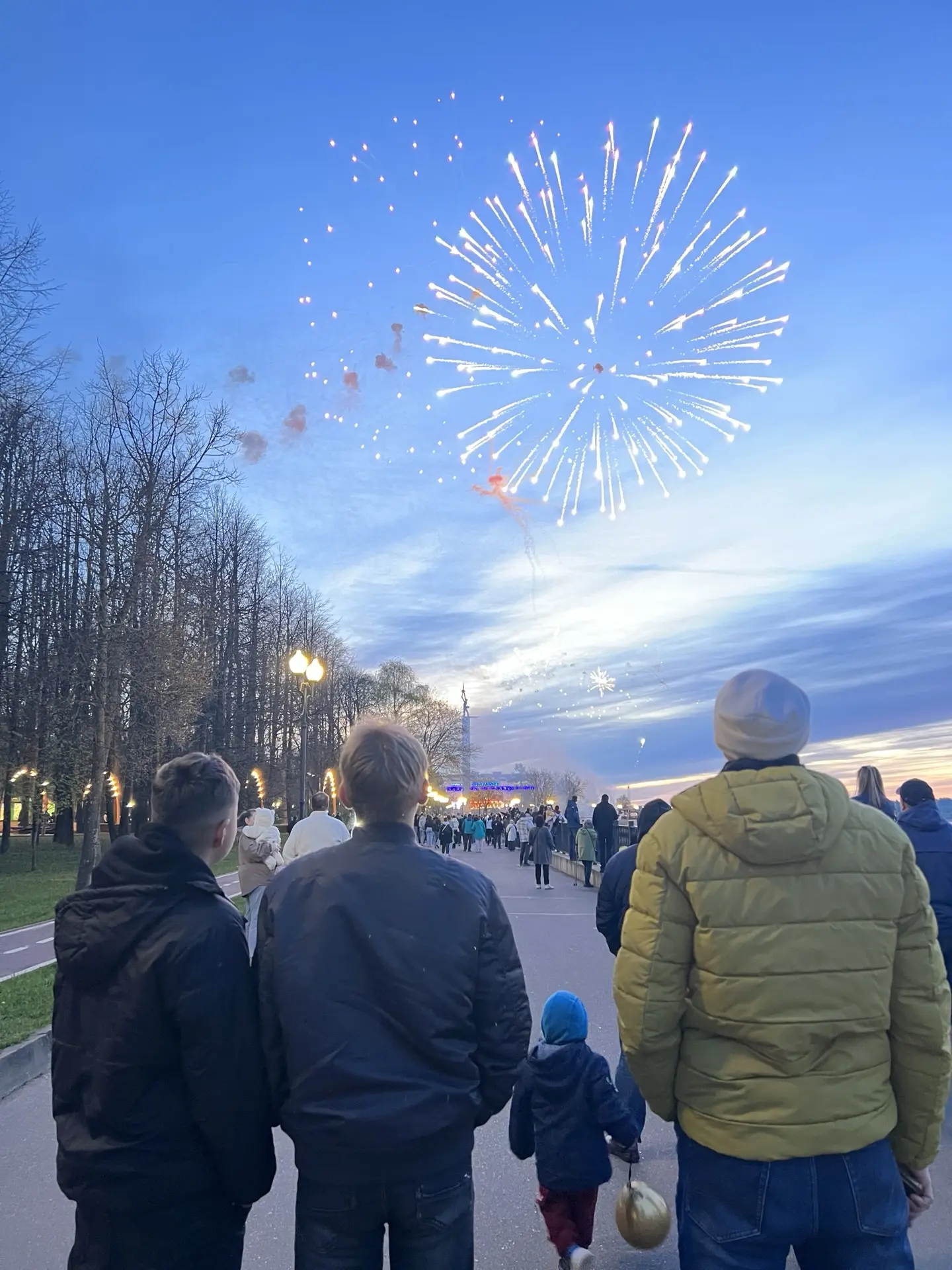 Финал дня получился неожиданным! ✨  Салют в этом году дали в 21:00, так что смотрели его еще при све