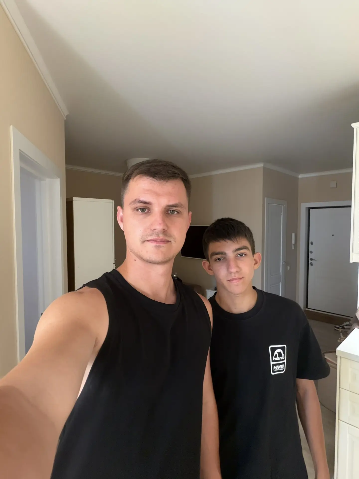 Воспитание детей. 

У меня есть младший брат, которому 16 лет. Сегодня он приехал ко мне в Краснодар