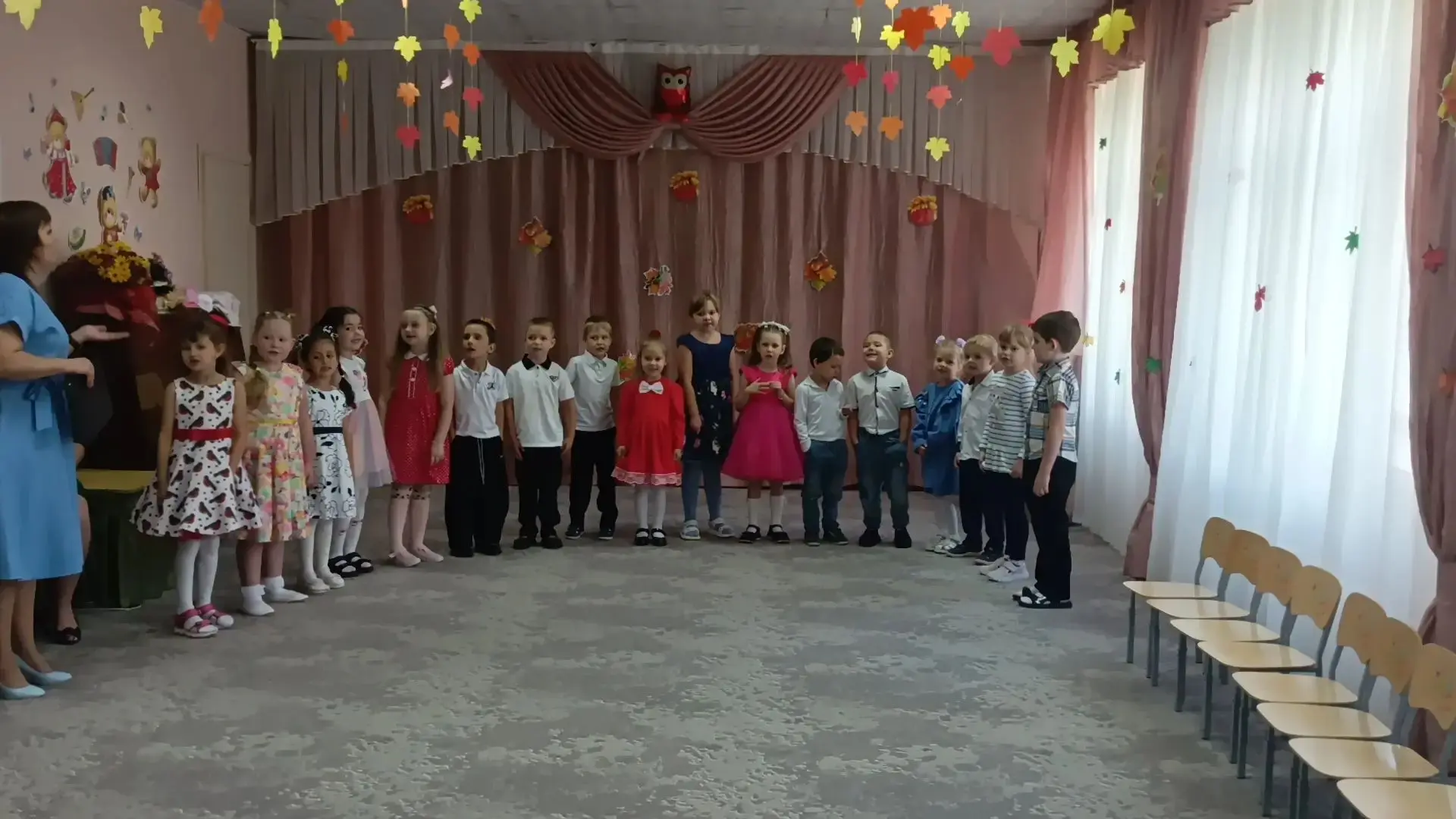 В День дошкольного работника воспитанники средней и подготовительной группы поздравили ...