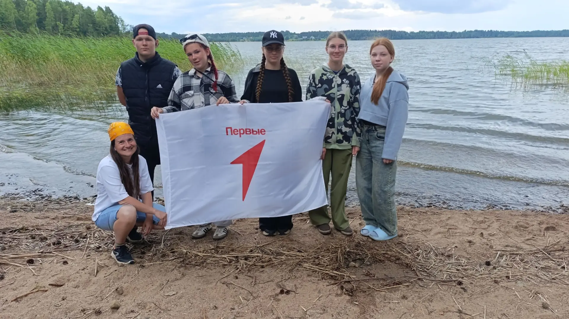 Ученики нашей школы вместе с заместителем директора по воспитательной работе Ганиевым В.Р. и советни