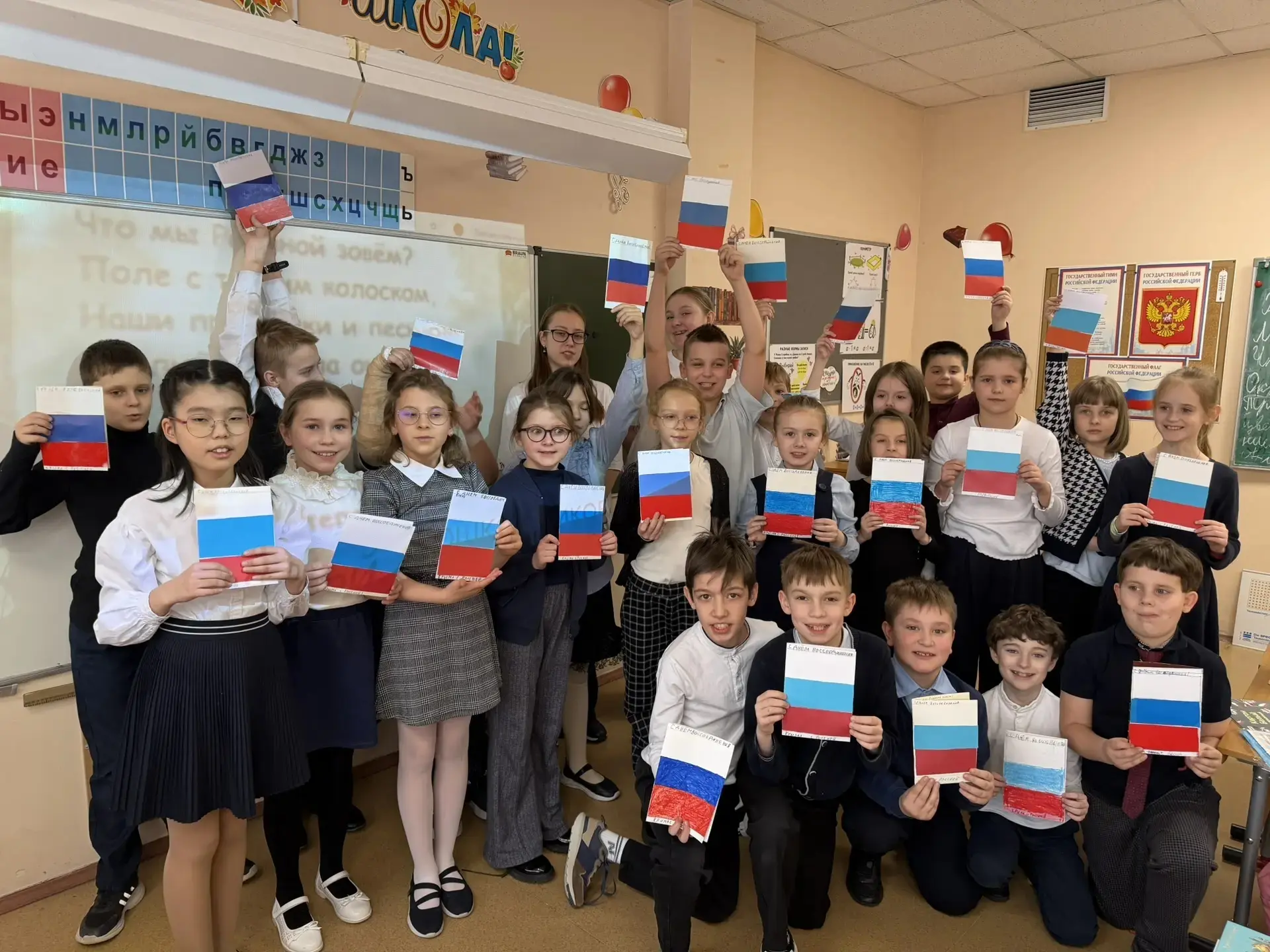 🏫 В нашей Школе прошли тематические мастер‑классы, приуроченные ко Дню воссоединения Крыма с Россией