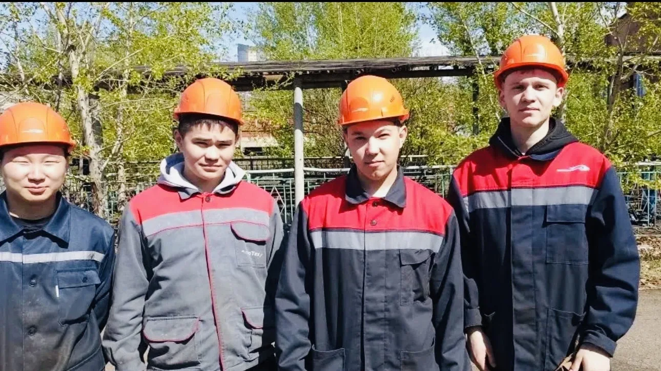 🚆🔧🎓 Практика в сердце промышленности Улан‑Удэ! 🔥⚙️  Студенты УУКЖТ ИрГУПС специальности ЭПС проходят
