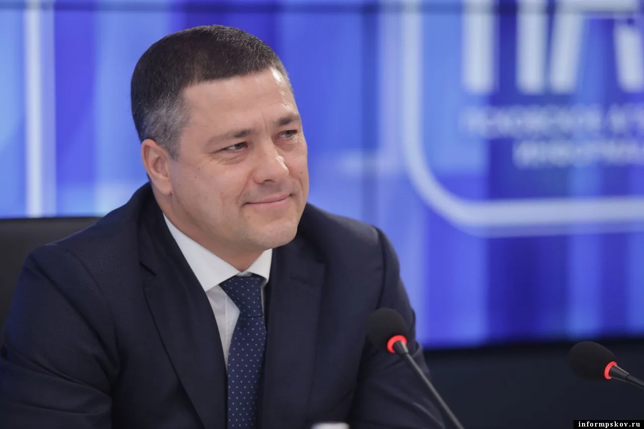 Губернатор Псковской области Михаил Ведерников поздравил сотрудников гражданской оборон...