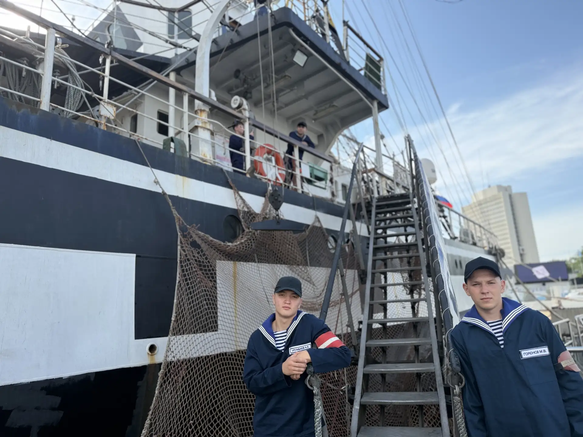 🌊 Подготовка к выходу в море: моя первая вахта 🛳️
Привет, будущие мореплаватели! 👋
Мы — обучающие