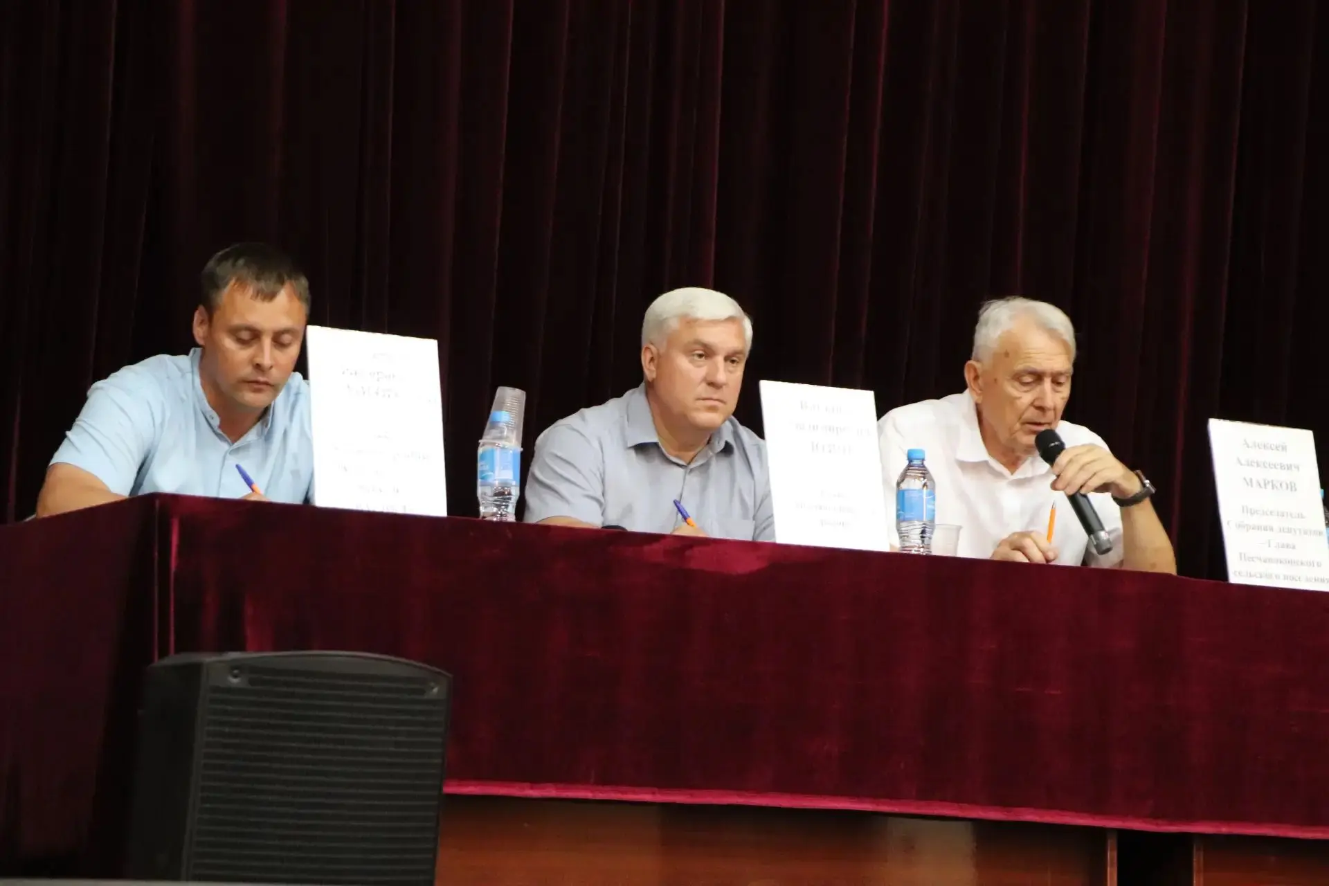 Глава Песчанокопского района Виталий Лозин принял участие в сходе жителей Песчанокопского поселения,