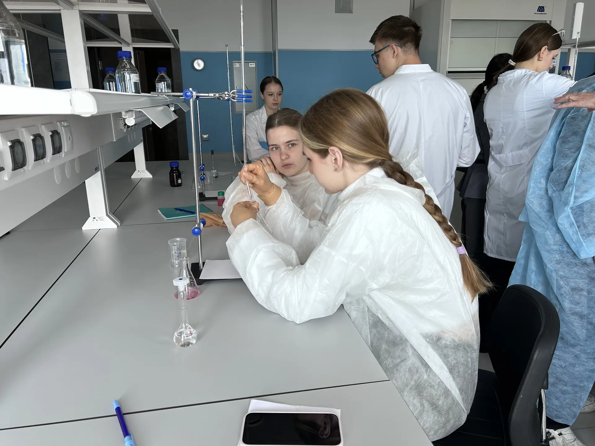 В Технополисе «Эра» прошёл заключительный интенсив по химии. 🧪🔬  Учащиеся познакомились с темой «Кис