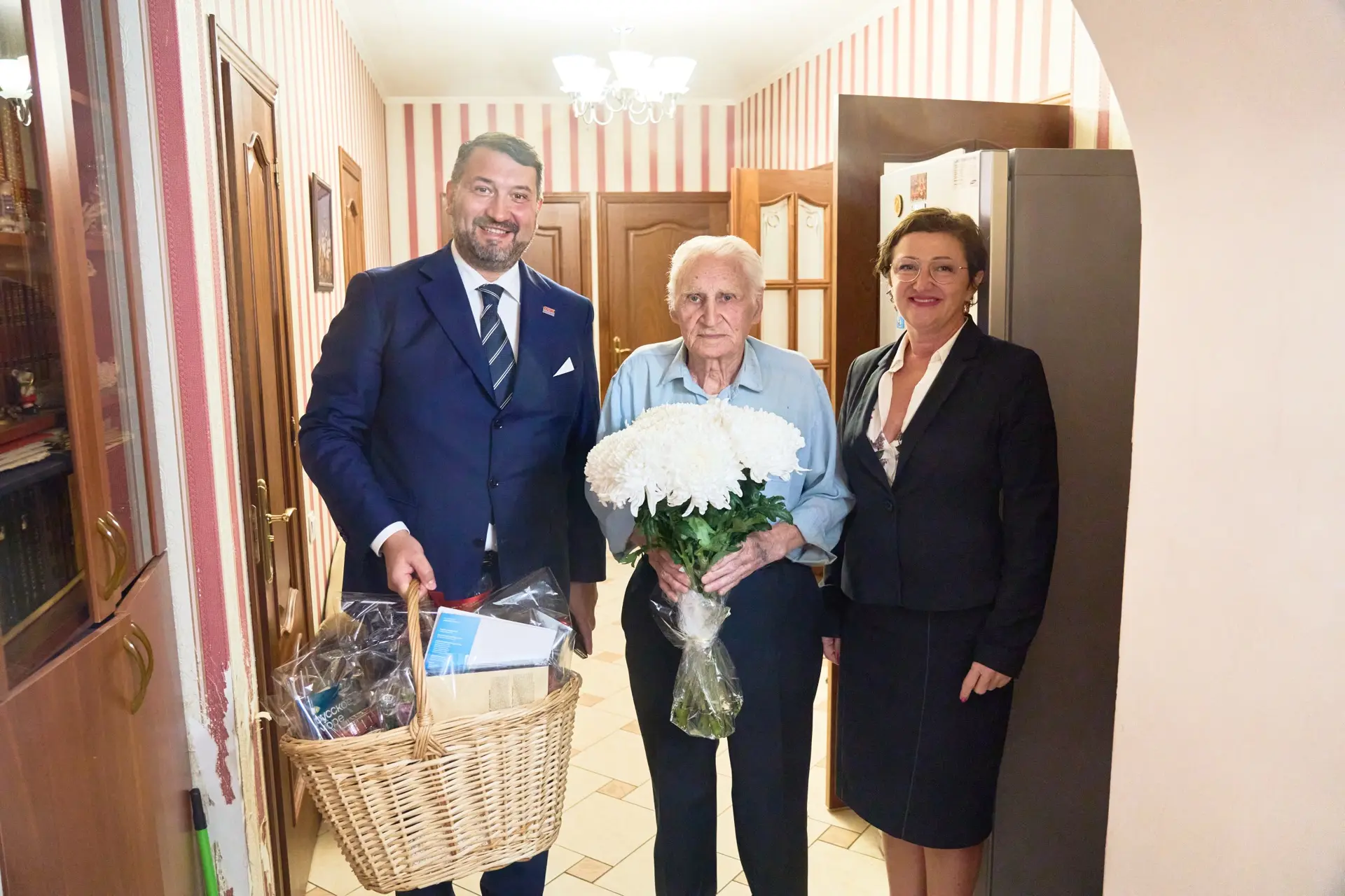 🎉 В день 88-летия ТЭКа генеральный директор ТЭКа и «Теплосети» Вадим Бравве поздравил заслуженного 