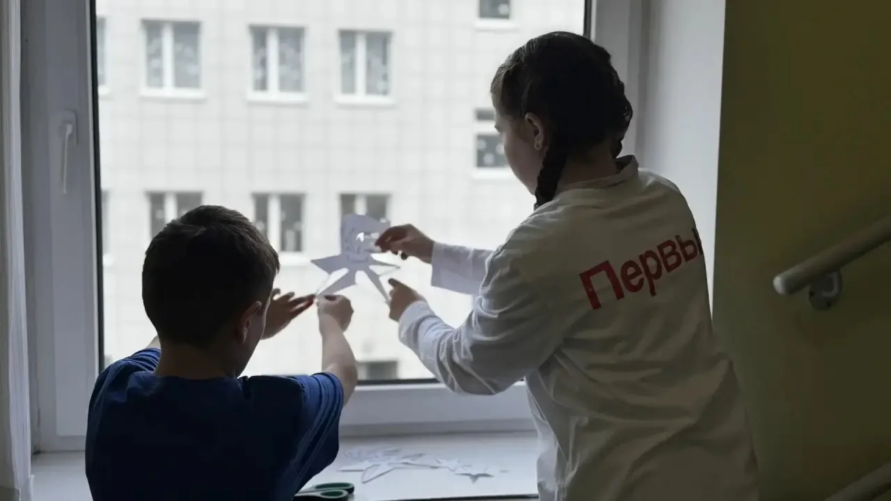 ⭐ ПЕРВЫЕ нашей школы присоединились к акции "Окна Победы" ⭐  🧷Активисты приняли участие в украшении 