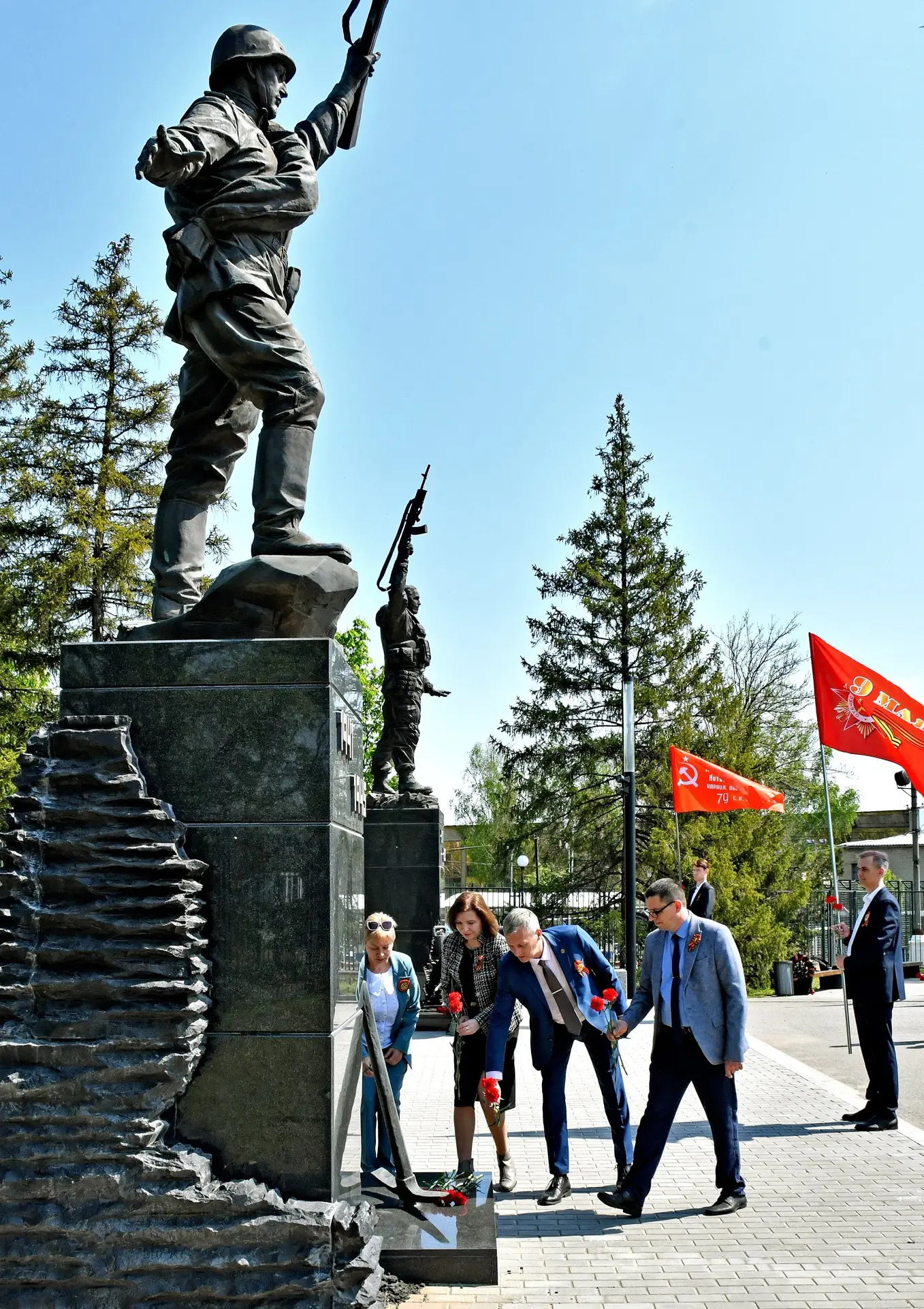 ЛГАУ почтил память героев: возложение цветов к памятникам воинской славы🥀  🎗️В преддверии 81-й годов