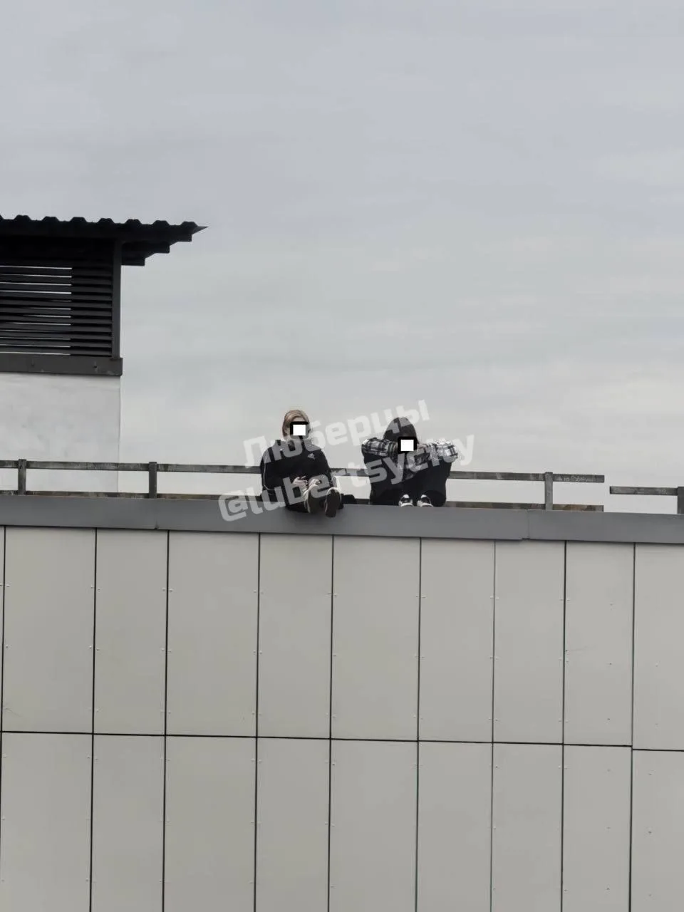 Подростки на днях устроили посиделки на крыше дома в ЖК «Люберецкий»  🚀 Мы в ТГ: t.me/lubertsycity 📲