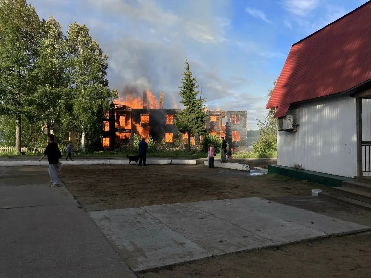 ⚠️ Вчера в Каменке сгорел многоквартирный дом (к счастью, нежилой).
Этот случай — ещё один повод всп