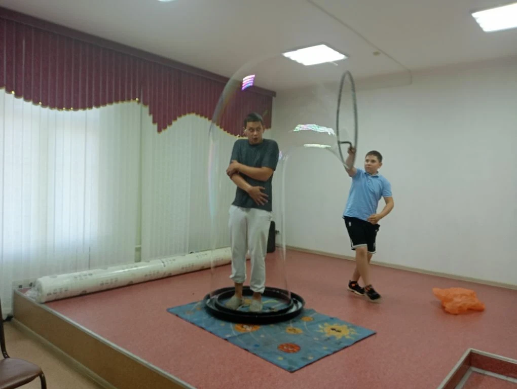 Весёлые игры и мыльные пузыри

В социальной защите была проведена игровая программа для детей.

Ребя