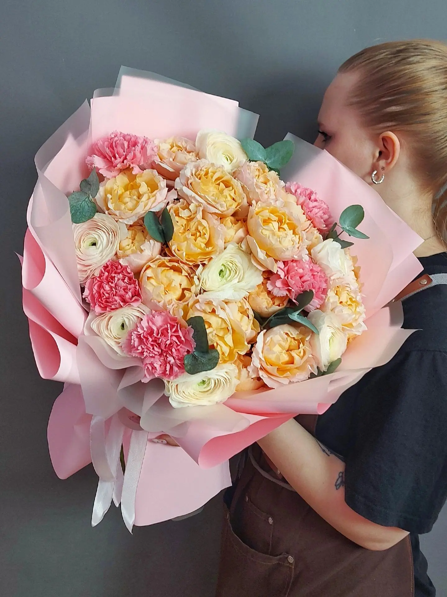 🌸Авторский букет с ранункулюсами и кустовыми пионовидными розами сорта "Джульетта"
