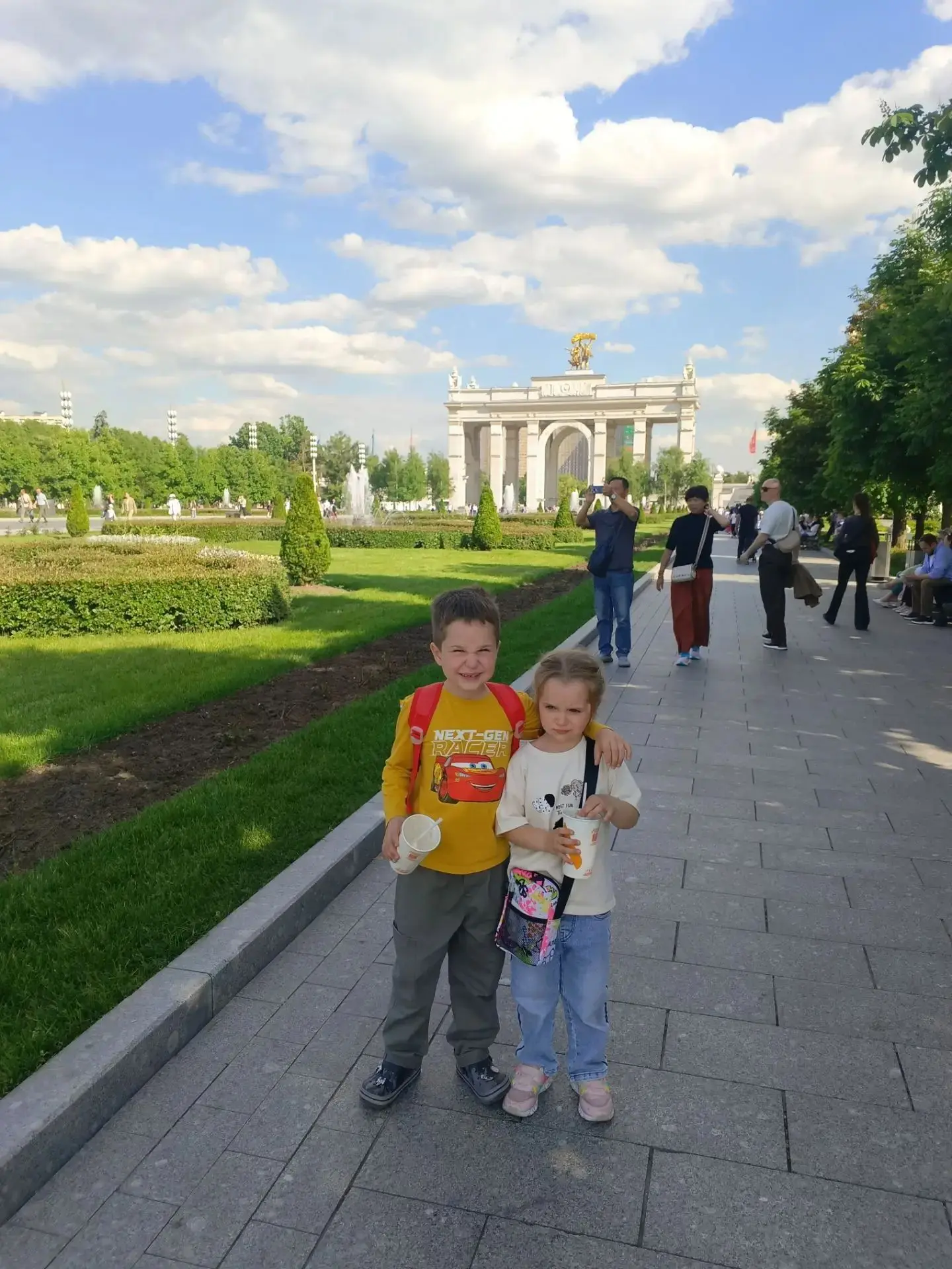 Лето с родителями: московские каникулы Давида!

Продолжаем нашу рубрику, и сегодня ученик 1 класса Д