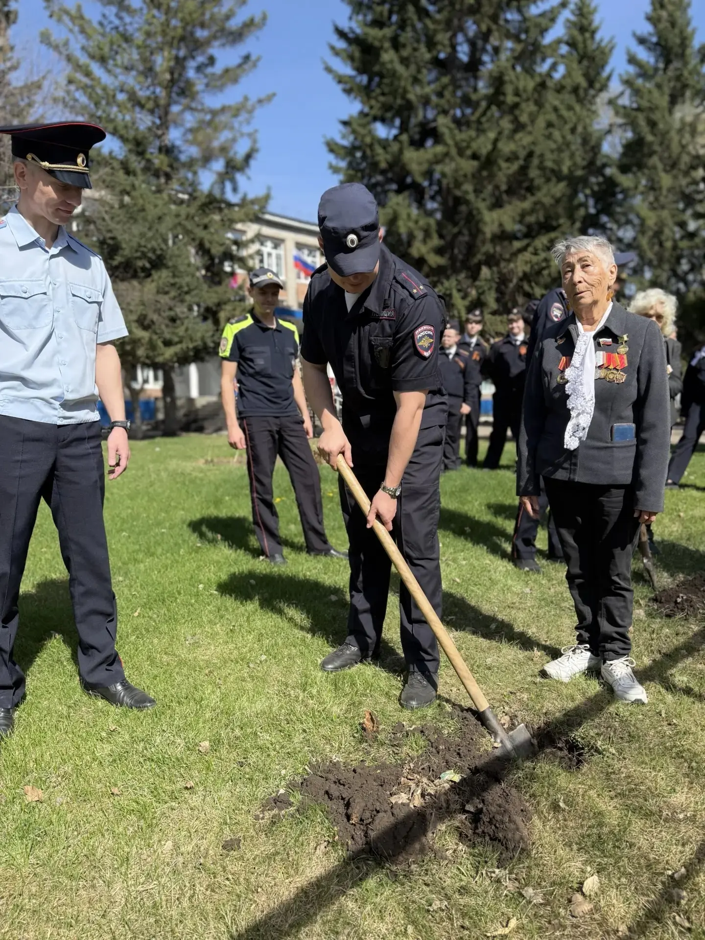 🚔👮Сотрудники УМВД России по городу Барнаулу инициировали урок мужества в подшефной школе правовой на