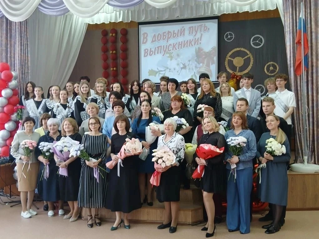 Прозвенел Последний звонок для одиннадцатиклассников. Слова напутствия прозвучали от ад...