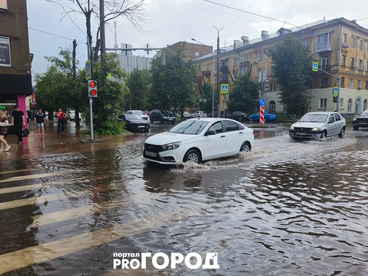 После сильного ливня в Ярославле вновь произошло подтопление: вода скопилась в центре города на улиц
