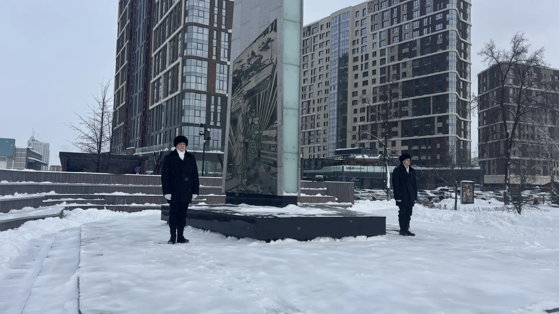 ВАХТА ПАМЯТИ  Лицеисты почтили память героев, неся Вахту Памяти у мемориала «Тюмень - фронту». Этот 
