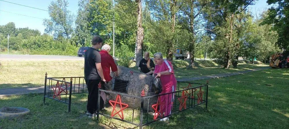 Работники Алешинского дома культуры совместно с молодежью села Алешня приняли участие в...