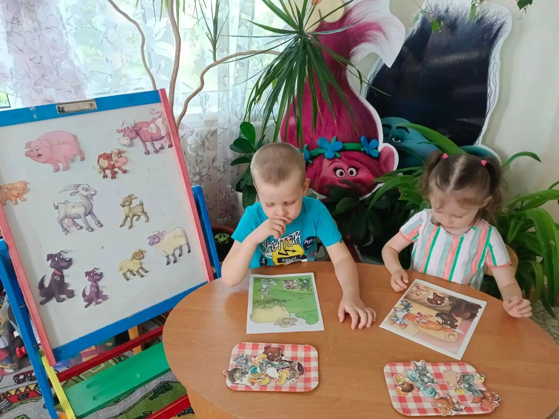 С малышами поиграли в игру «Где чей домик? Мамы и детеныши»!🐾🏠

Сегодня мы превратили нашу группу 