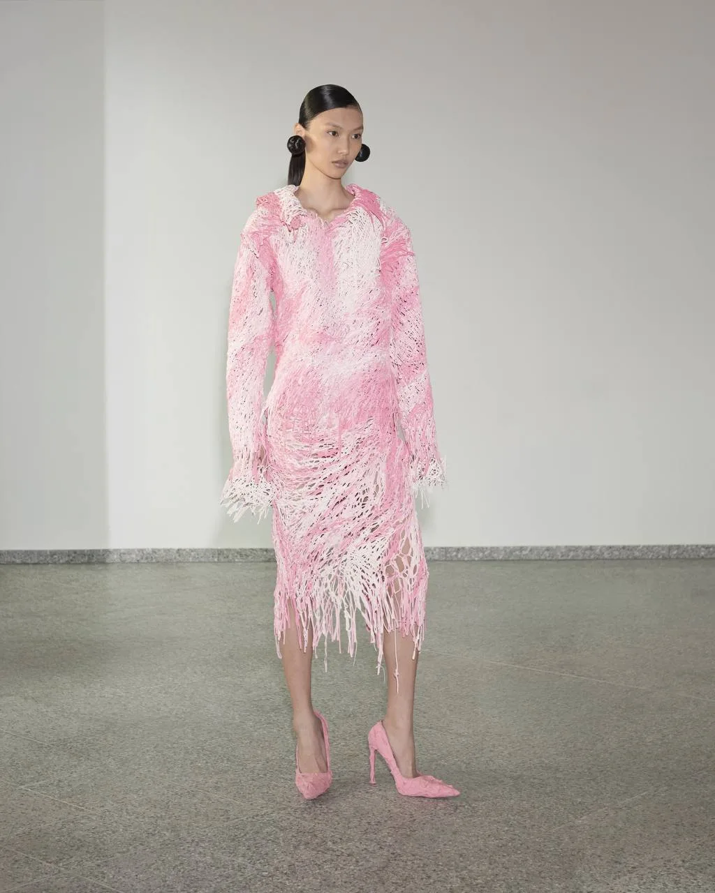 Жду бренд Kasia Kucharska в списке LVMH Prize, потому что такая тонкая работа с латексом — это что-т