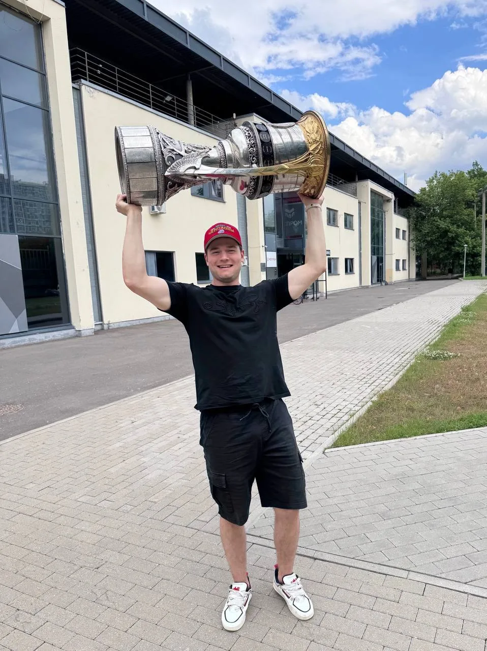 Кубок Гагарина сегодня с Александром Волковым 🏆

Нападающий побывал с главным трофеем в своей перво