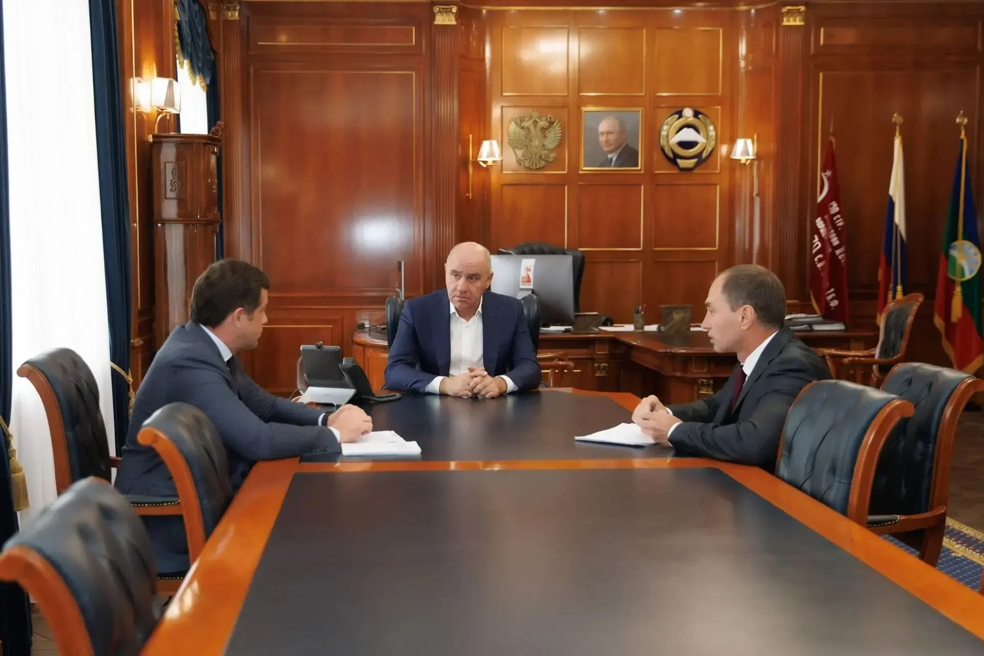 Провёл рабочее совещание с Председателем Правительства КЧР Муратом Аргуновым и Вице-пре...