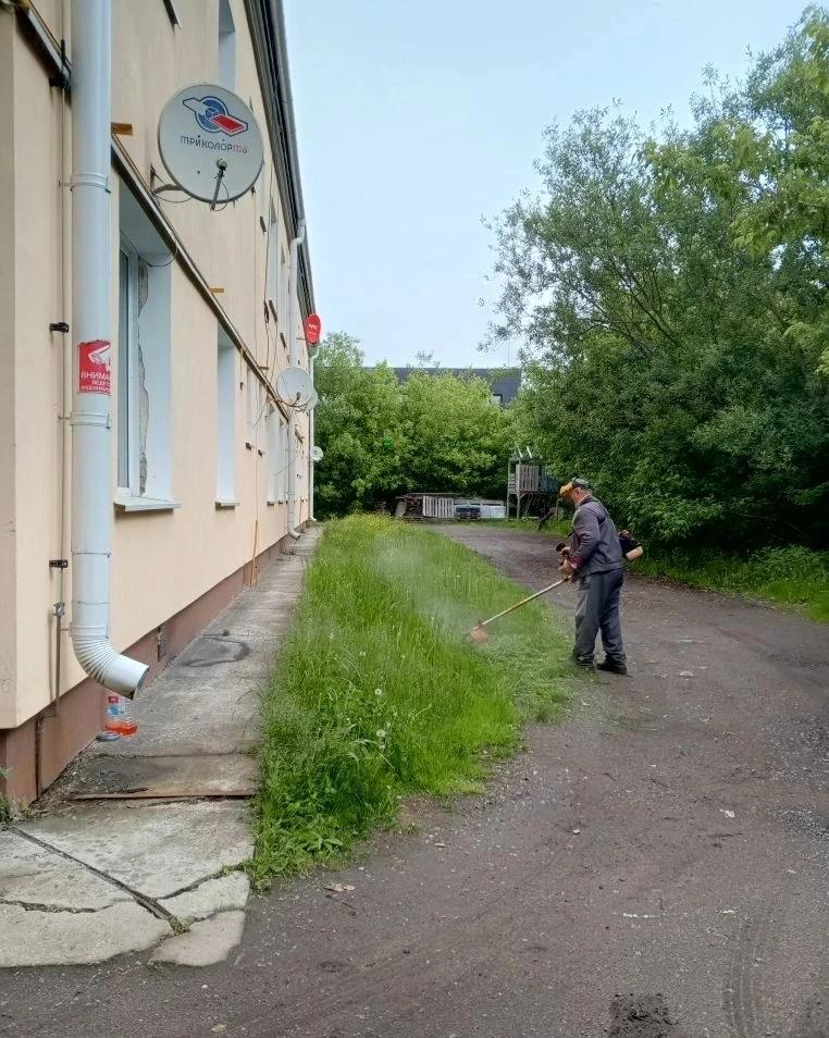 На Железнодорожной 1 привели в порядок придомовую территорию
