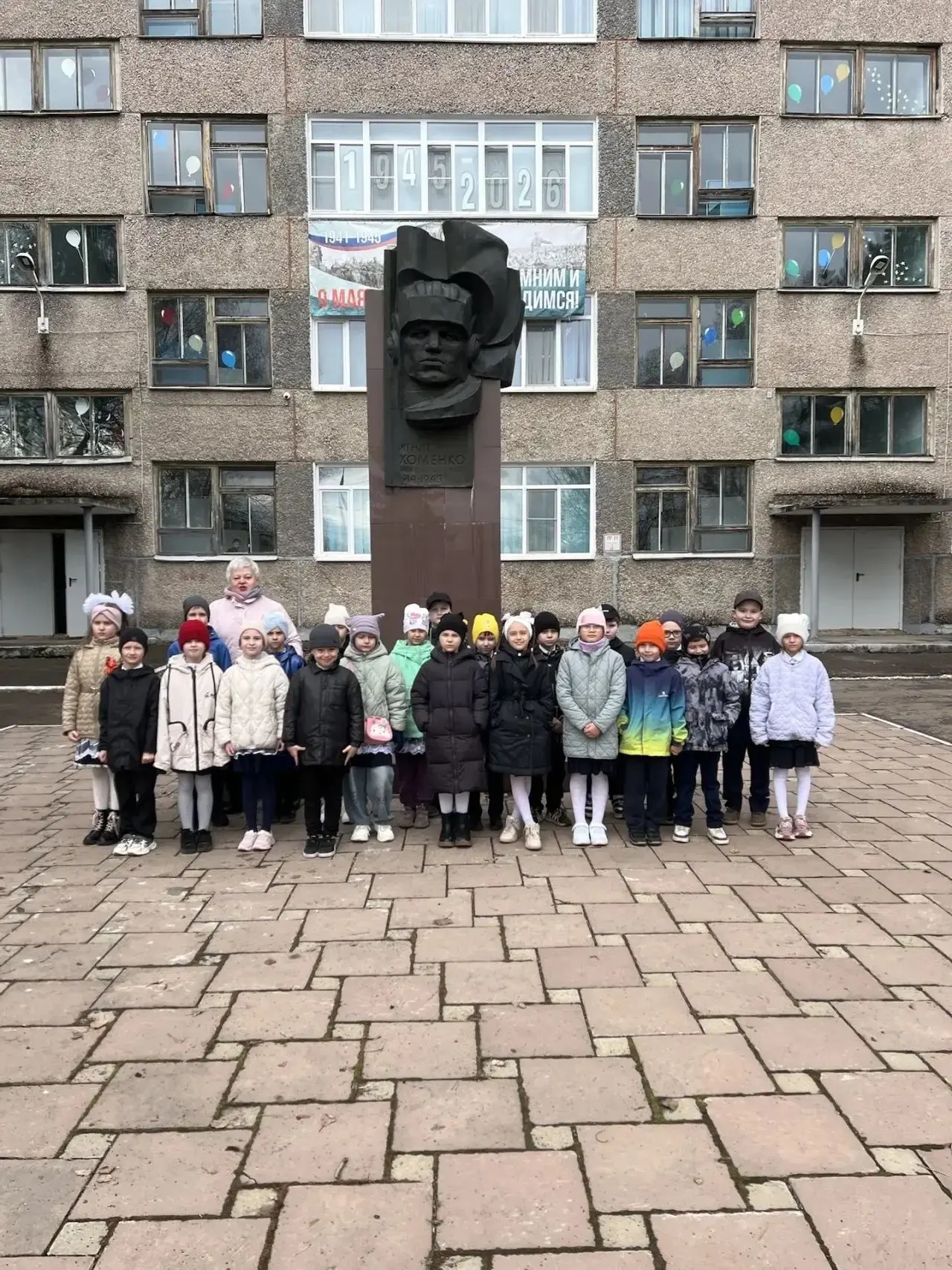🇷🇺🎉Торжественный митинг в честь Дня Победы🎉🇷🇺 6 мая учащиеся 1 и 2 классов нашей школы приняли участ
