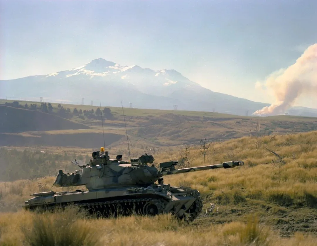 M41 «Уокер Бульдог» на фоне горы Руапеху. Военный лагерь Вайоуру, Новая Зеландия. 😻