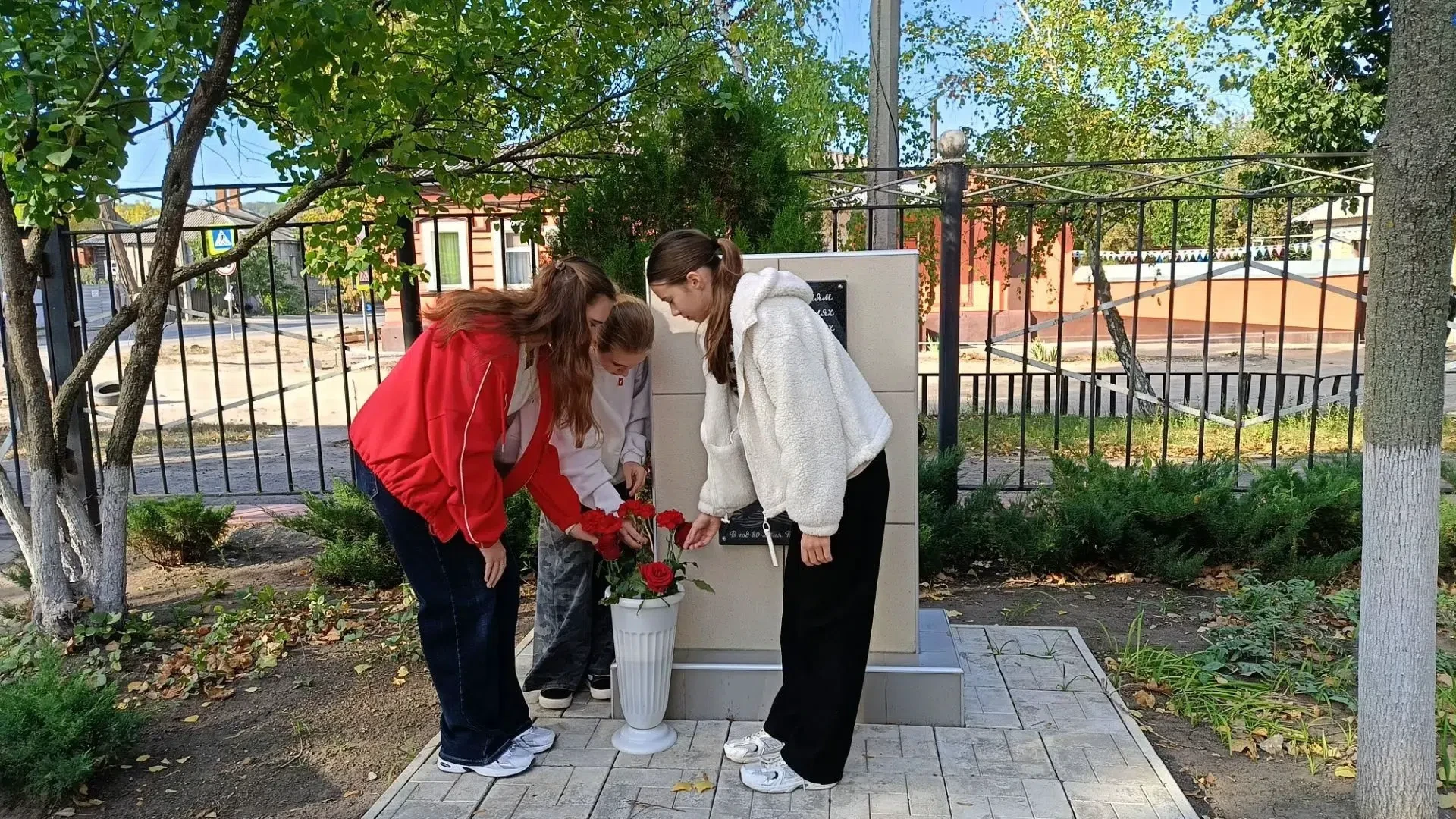 🕊️ В День учителя в Старобельске почтили память педагогов-фронтовиков