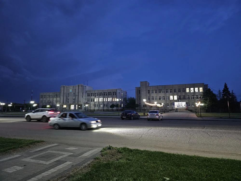 Тихий вечер в станице  Теплый майский вечер опустился на наш райцентр. В центральном парке возле Дом