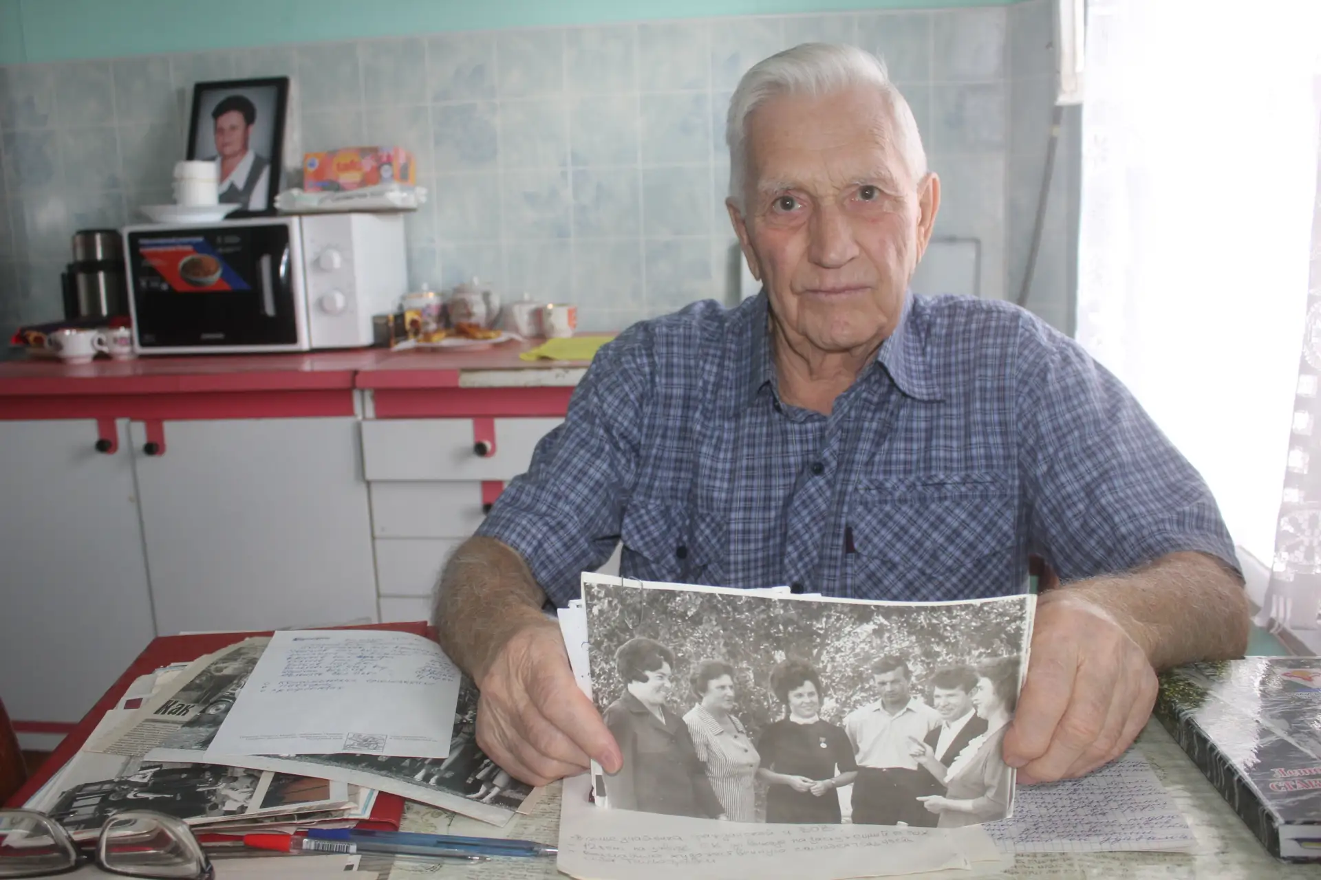– Здесь я родился, крестился, отсюда в армию ушел, сюда вернулся. И здесь я встретил Лю...